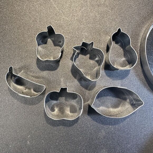 VINTAGE 6 PIECE FOX RUN METAL FRUIT COOKIE CUTTERS IN METAL TIN CONTAINER - Picture 4 of 5